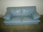 (131'661) - Wild deponiertes Sofa auf der Rampe vom BrockiShop am 18.