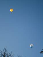 (132'334) - Zwei Heissluftballone am 16. Januar 2011 ber dem Lerchenfeld bei Thun