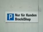 (139'896) - Parkplatzschild beim BrockiShop am 22. Juni 2012
