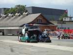 (145'644) - Chevrolet von Hell Driver berquert zwei Peugeots am 7. Juli 2013 in Thun, Expo
