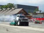 (145'645) - Chevrolet von Hell Driver berquert zwei Peugeots am 7. Juli 2013 in Thun, Expo