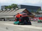 Thun/305831/145650---ford-von-hell-driver (145'650) - Ford von Hell Driver berquert zwei Peugeots am 7. Juli 2013 in Thun, Expo
