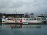 (148'082) - Das Motorschiff Oberhofen ist wieder im Wasser am 15. November 2013 bei der Schifflndte Thun