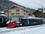 Triebwagen/799824/243851---mob-triebwagen---nr-3002 (243'851) - MOB-Triebwagen - Nr. 3002 - mit Schneepflug am 13. Dezember 2022 im Bahnhof Zweisimmen
