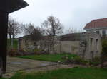(179'319) - Alte Hausmauern eingerichtet als Gartenplatz am 2. April 2017 in Vendlincourt