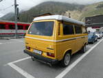 Volkswagen/776328/235502---vw-bus---zh-50739 (235'502) - VW-Bus - ZH 50'739 - am 8. Mai 2022 beim Bahnhof Andermatt