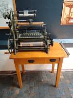 (128'843) - Im Saurer-Museum in Arbon: Kleine Maschine auf Tisch am 21.