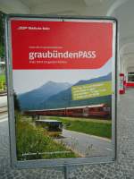 verkehr-reisen/257627/128718---plakat-fuer-den-graubuendenpass (128'718) - Plakat fr den graubndenPASS am 13. August 2010 beim Bahnhof Arosa