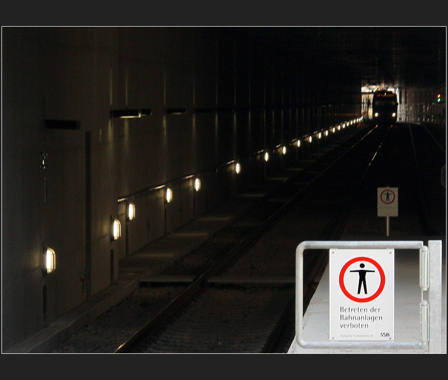 . �ber die Absprerrung geblickt - Tunnel der Stadtbahn Stuttgart im Wohngebiet Fasanenhof (Matthias)