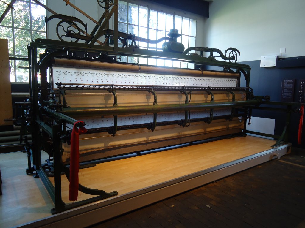 (128'797) - Im Saurer-Museum in Arbon: Saurer-Stickereimaschine am 21. August 2010