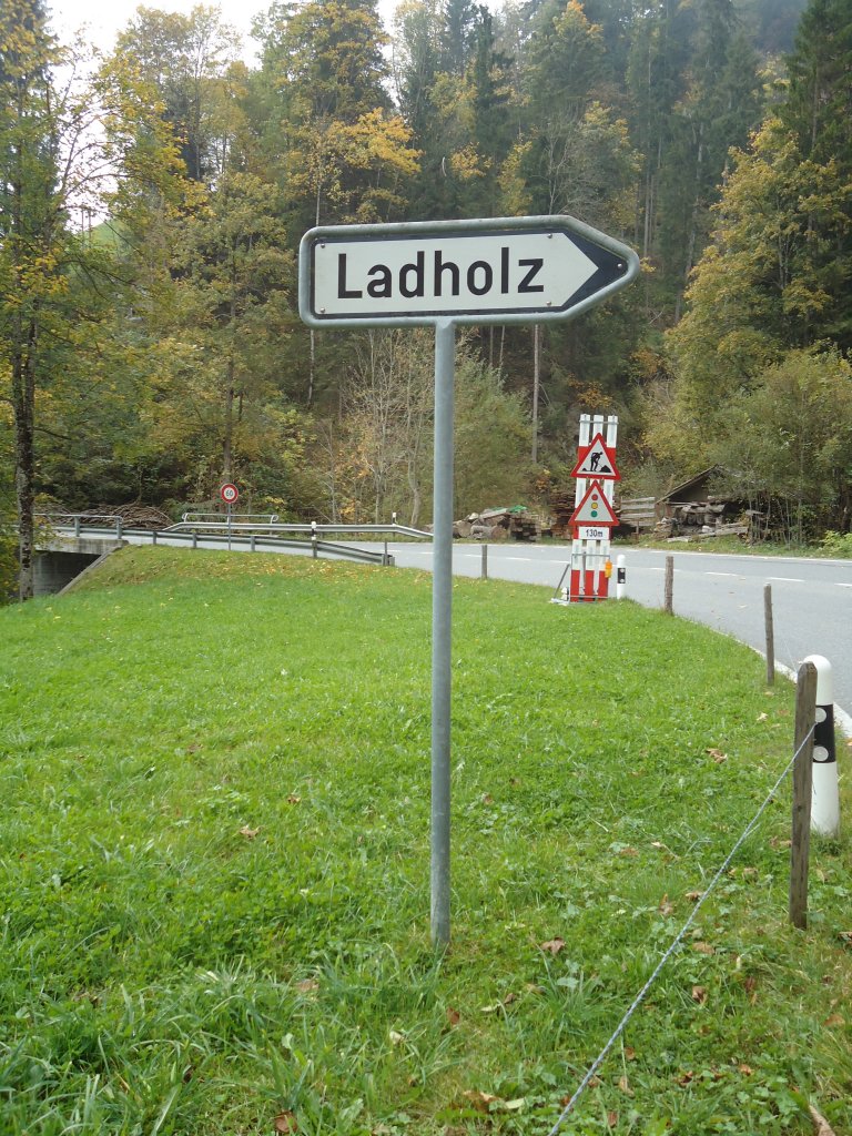 (130'341) - Wegweiser Ladholz am 11. Oktober 2010