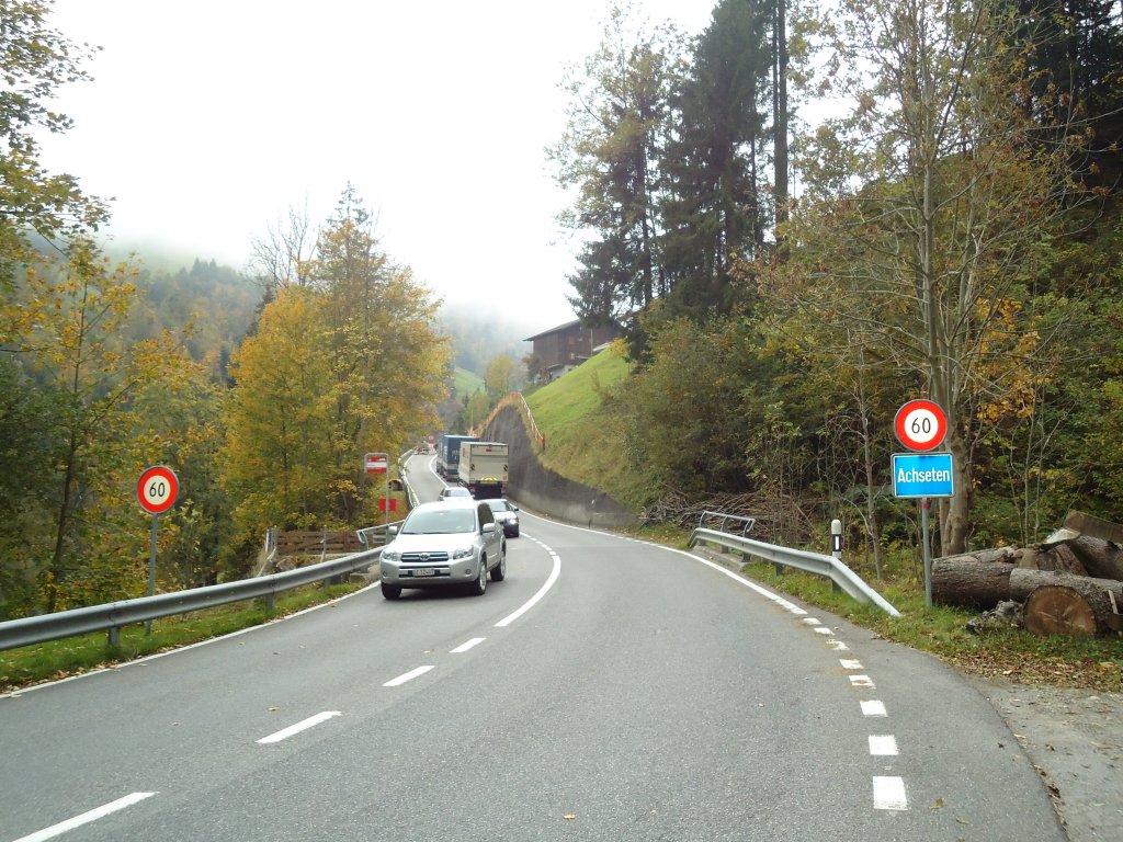 (130'346) - Im Frutigspissen Ladholz: Ortsbeginn von Achseten mit Geschwindigkeitsbegrenzung im Bettbach am 11. Oktober 2010