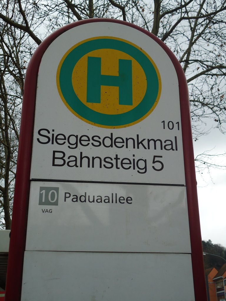 (131'564) - Bus-Haltestelle - Freiburg, Siegesdenkmal - am 11. Dezember 2010