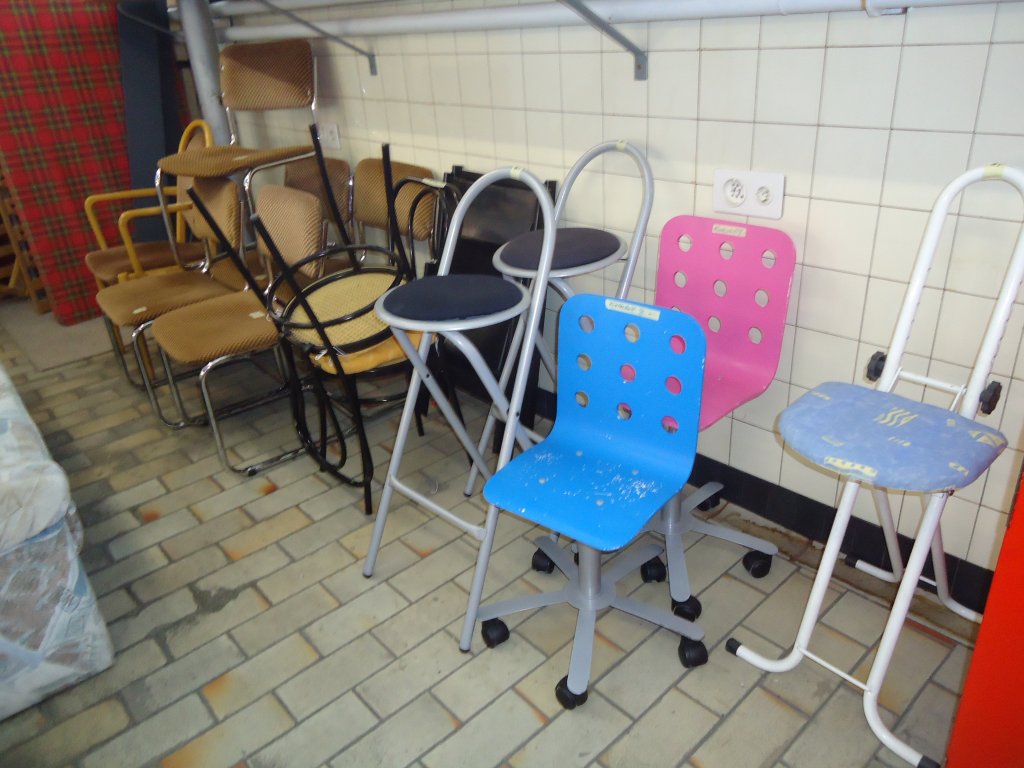 (132'472) - Stuhlabteilung im BrockiShop am 1. Februar 2011