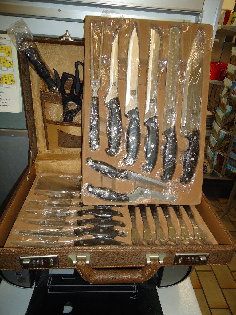 (132'612) - Koffer mit Messer im BrockiShop am 18. Februar 2011