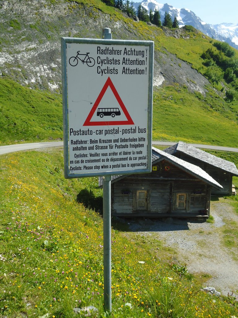 (134'797) - Gefahrenschild Radfahrer vs. Postauto auf der Grossen Scheidegg bei Grindelwald am 3. Juli 2011