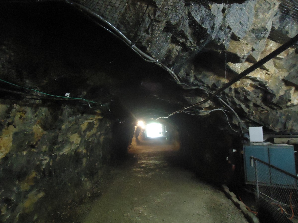 (139'829) - Tunnel in den Asphaltminen am 17. Juni 2012 in Travers