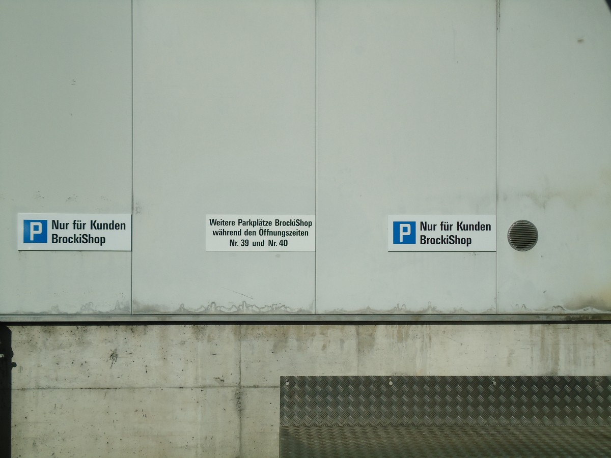 (139'897) - Parkplatzschilder beim BrockiShop am 22. Juni 2012