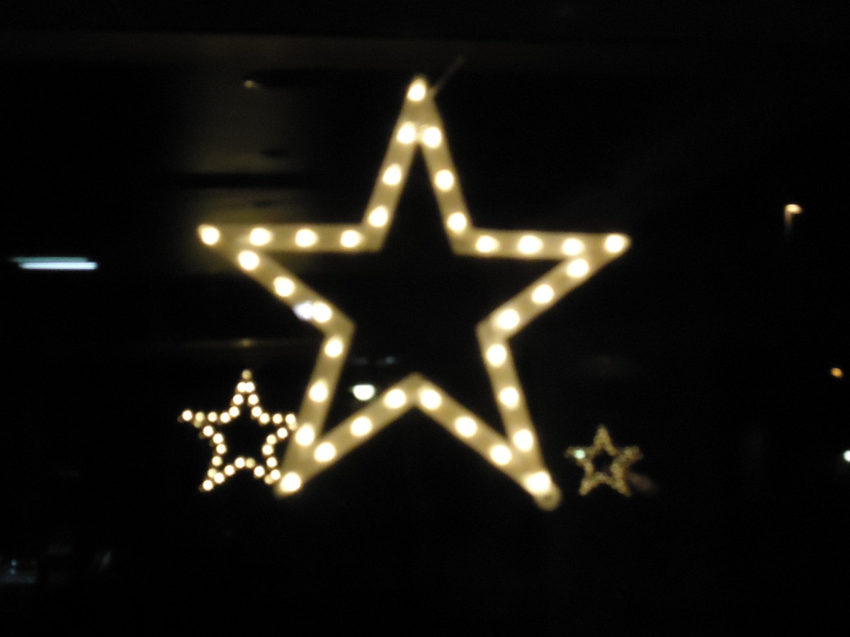 (142'621) - Ein Weihnachtsstern am Fenster eines Schiffes am 23. Dezember 2012