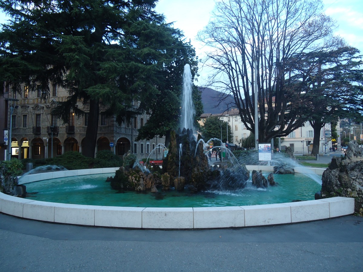 (147'754) - Springbrunnen am 5. November 2013 in Lugano, Piazza Manzoni