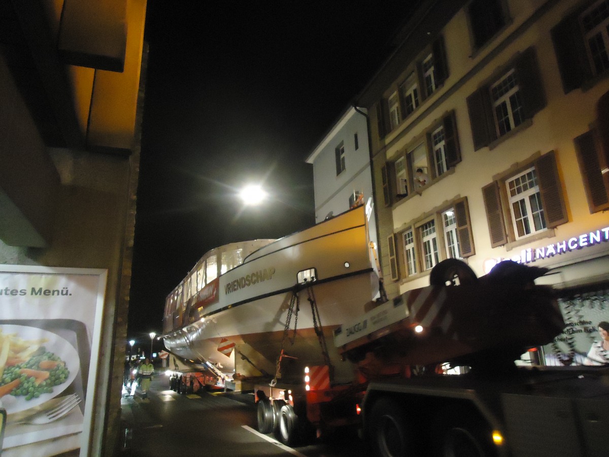 (148'073) - Das Motorschiff Oberhofen kommt aus Holland zurck am 14. November 2013 in der Thuner Innenstadt