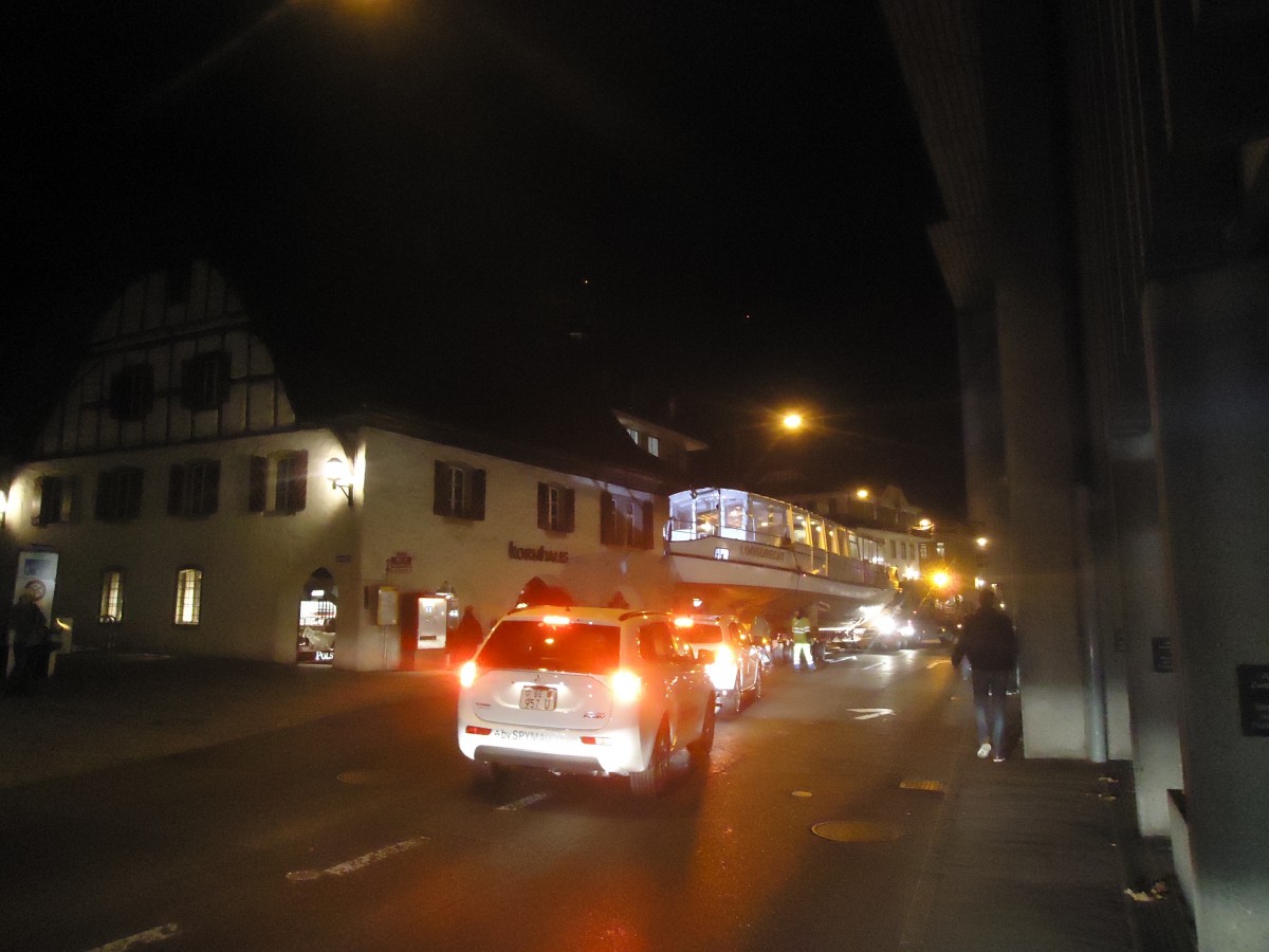 (148'076) - Das Motorschiff Oberhofen kommt aus Holland zurck am 14. November 2013 in der Thuner Innenstadt