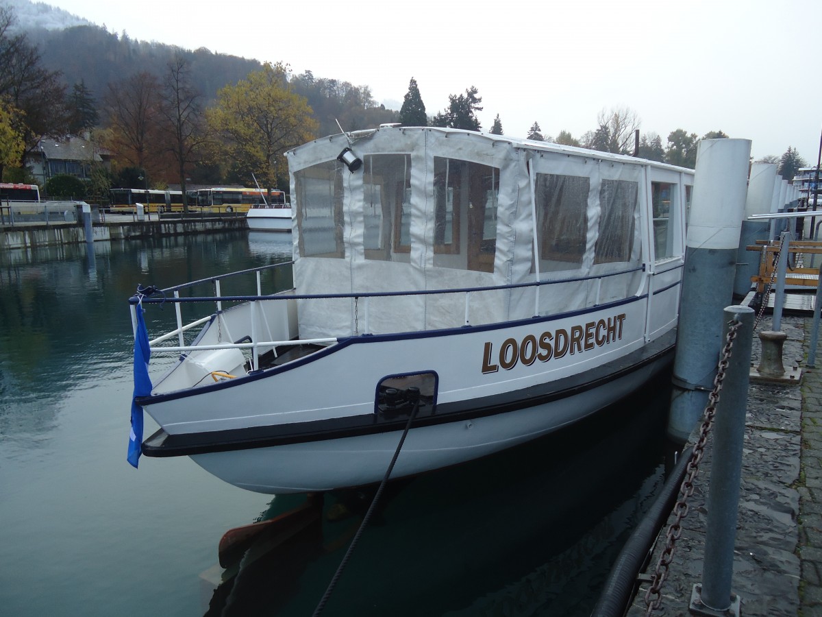 (148'080) - Das Motorschiff Oberhofen ist wieder im Wasser am 15. November 2013 bei der Schifflndte Thun