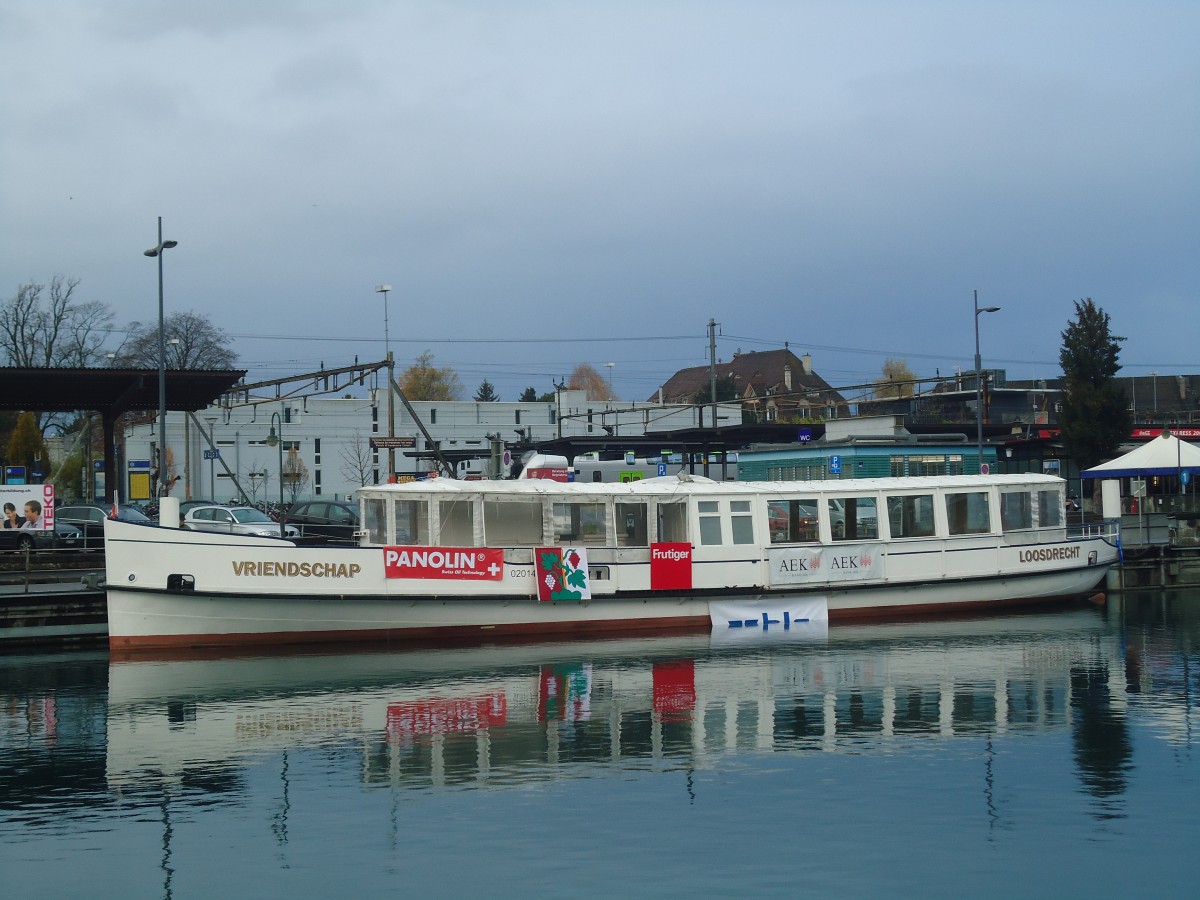 (148'081) - Das Motorschiff Oberhofen ist wieder im Wasser am 15. November 2013 bei der Schifflndte Thun