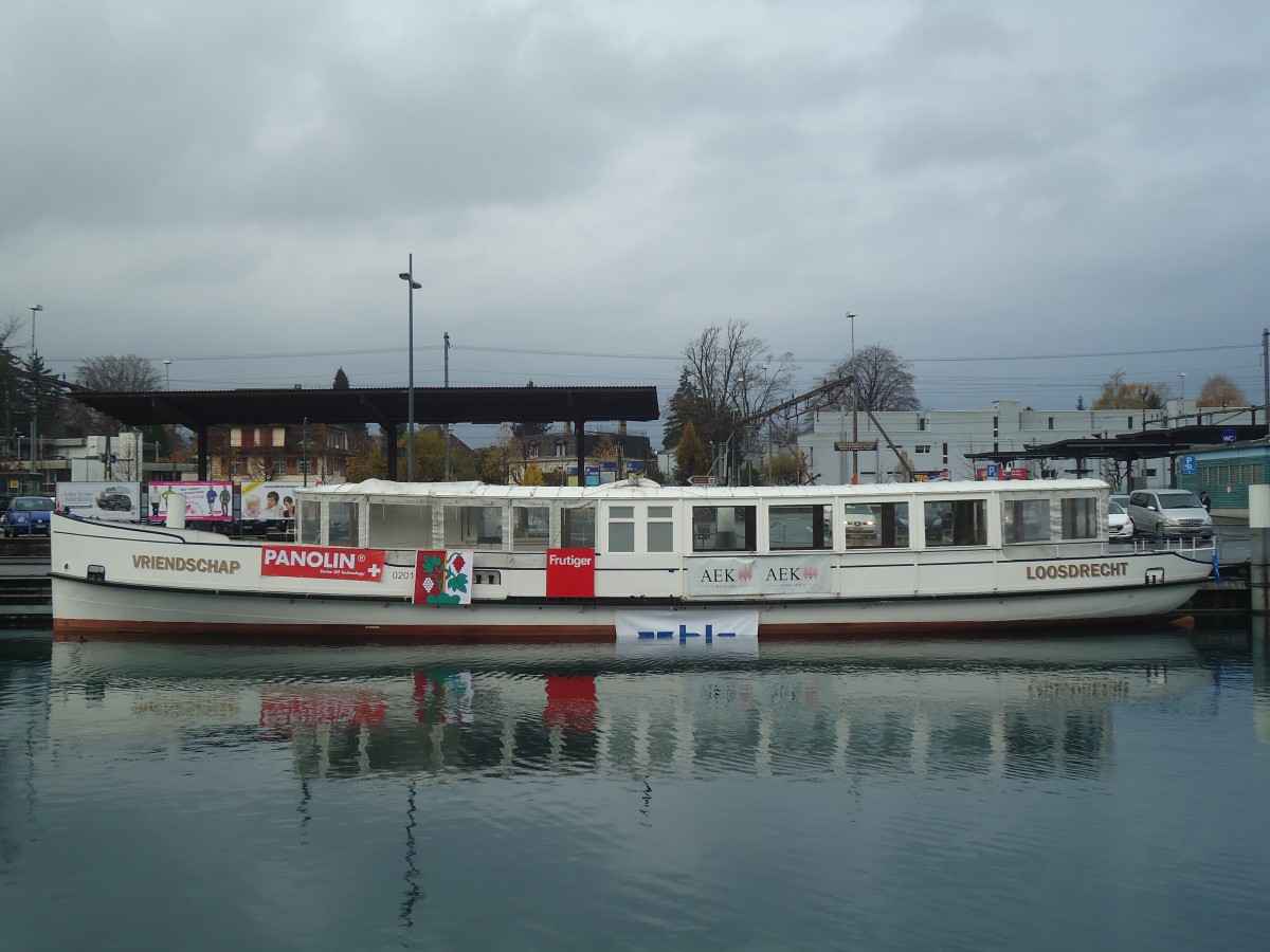 (148'082) - Das Motorschiff Oberhofen ist wieder im Wasser am 15. November 2013 bei der Schifflndte Thun