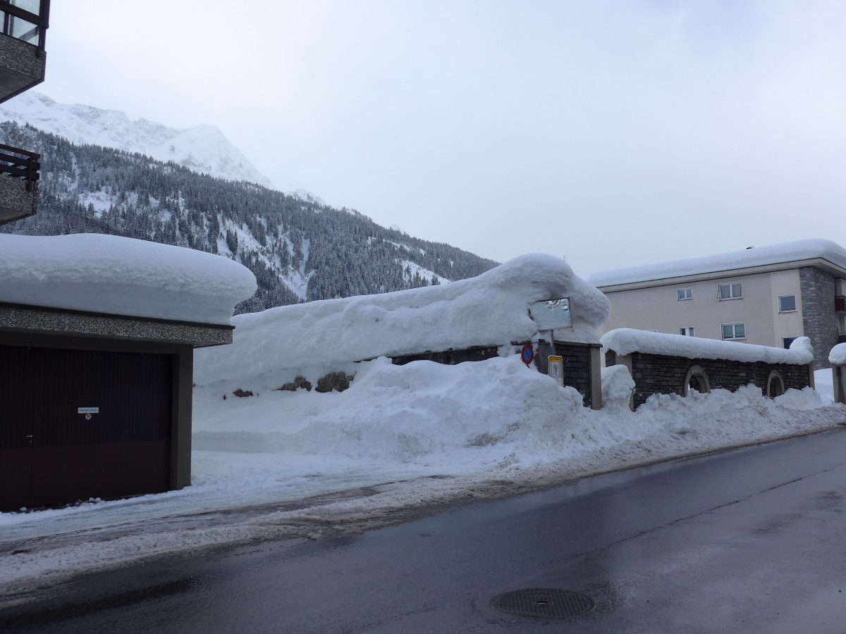 (148'804) - Zugeschneite Postautohaltestelle in Airolo am 9. Februar 2014