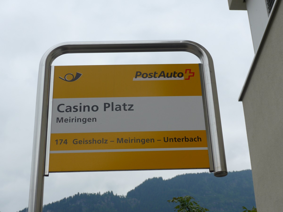 (151'569) - PostAuto-Haltestelle - Meiringen, Casino Platz - am 15. Juni 2014