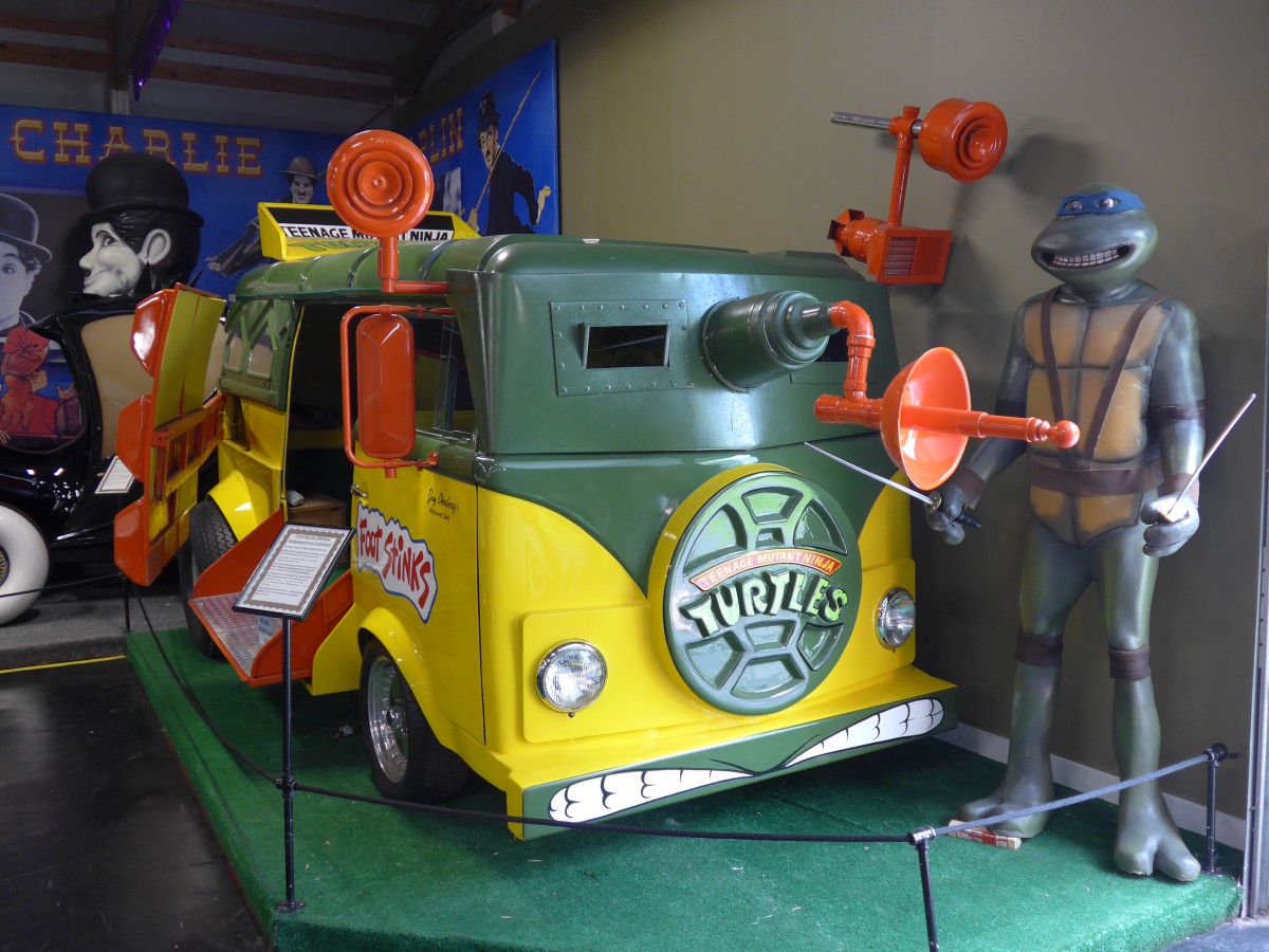 (152'335) - VW-Bus - Jahrgang 1957 - von  Turtle Party Van  am 9. Juli 2014 in Volo, Auto Museum