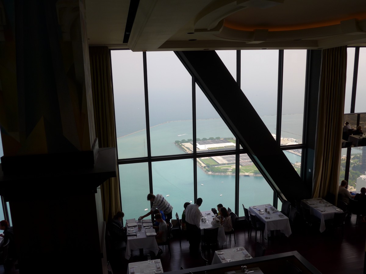 (152'735) - Blick vom 96. in das Restaurant des 95. Stockes im John Hancock Tower in Chicago am 14. Juli 2014