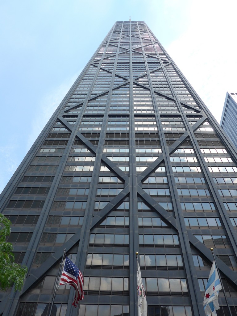 (152'736) - Der John Hancock Tower von unten mit seinen 96 Stockwerken am 14. Juli 2014 in Chicago