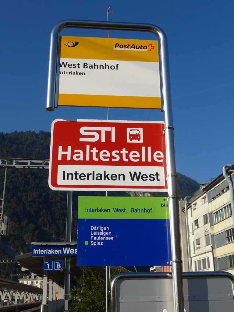 (155'349) - Haltestellenschilder dreier Betriebe am 23. September 2014 bei der prov. Haltestelle beim Bahnhof Interlaken West