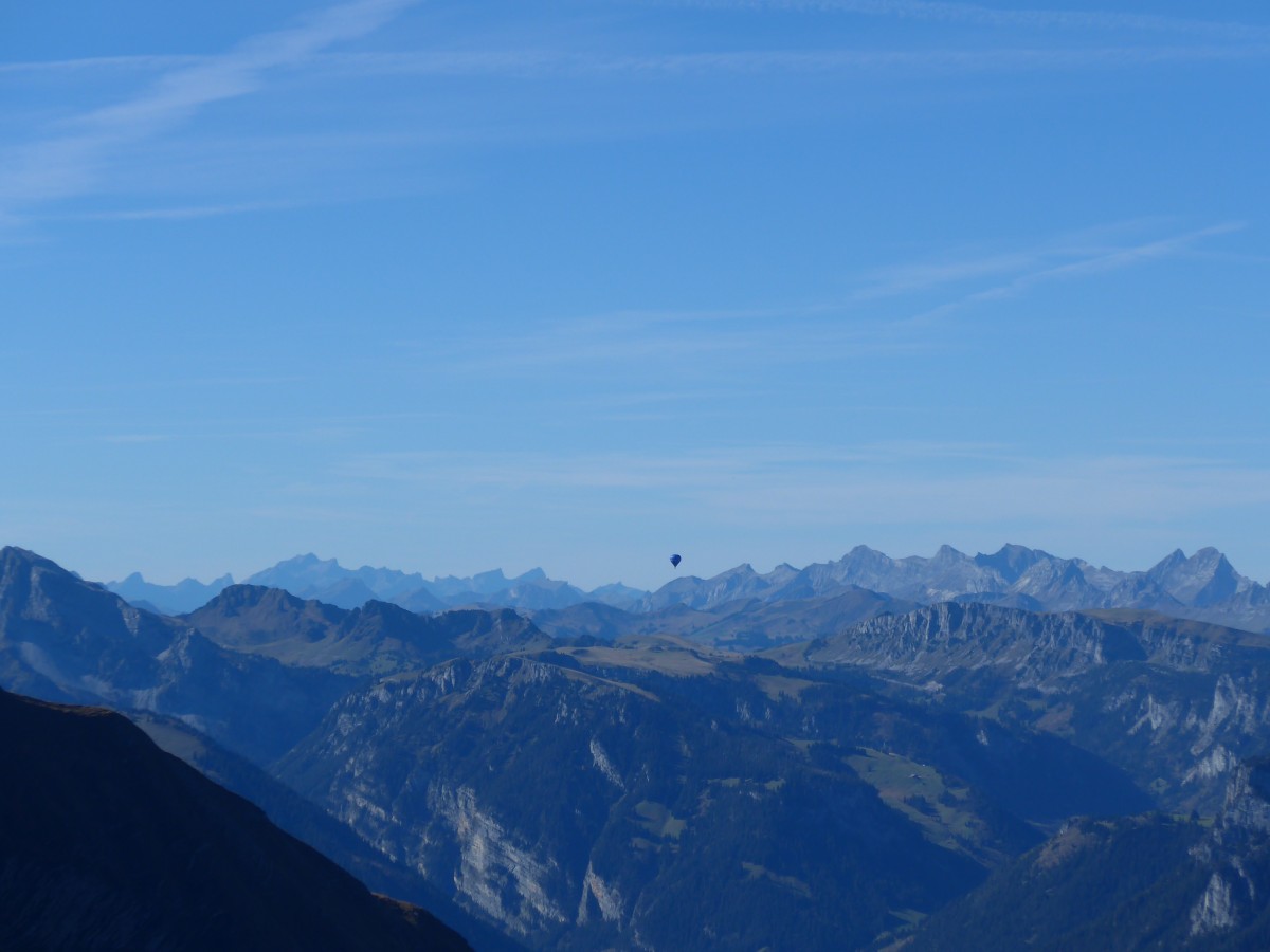 (155'834) - Aussicht vom Niesen am 19. Oktober 2014 mit Heissluftballon