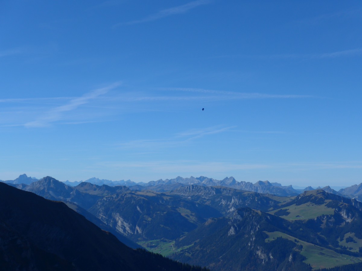 (155'841) - Aussicht vom Niesen am 19. Oktober 2014 mit Heissluftballon