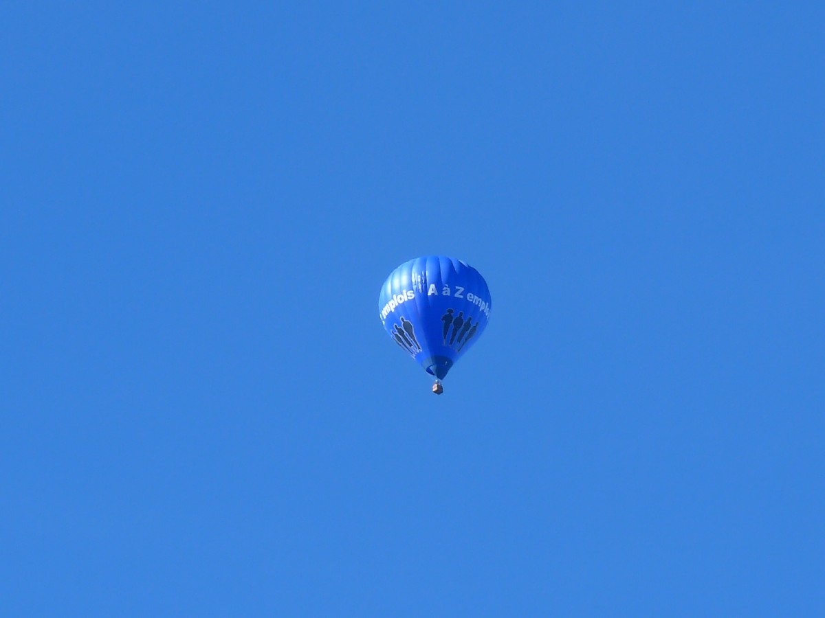(155'843) - Ein Heissluftballon ber dem Niesen am 19. Oktober 2014