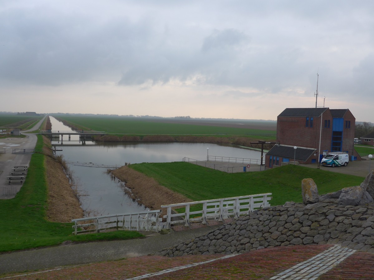 (156'730) - Kanal zum Wattenmeer am 18. November 2014 in Noordpolderzyl