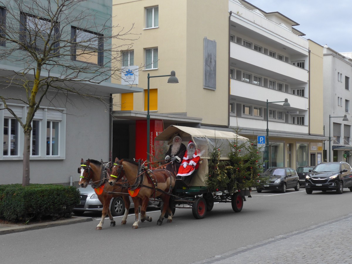 (157'761) - Schmutzli und Samichlous mit Kutsche am 14. Dezember 2014 beim Bahnhof Uster