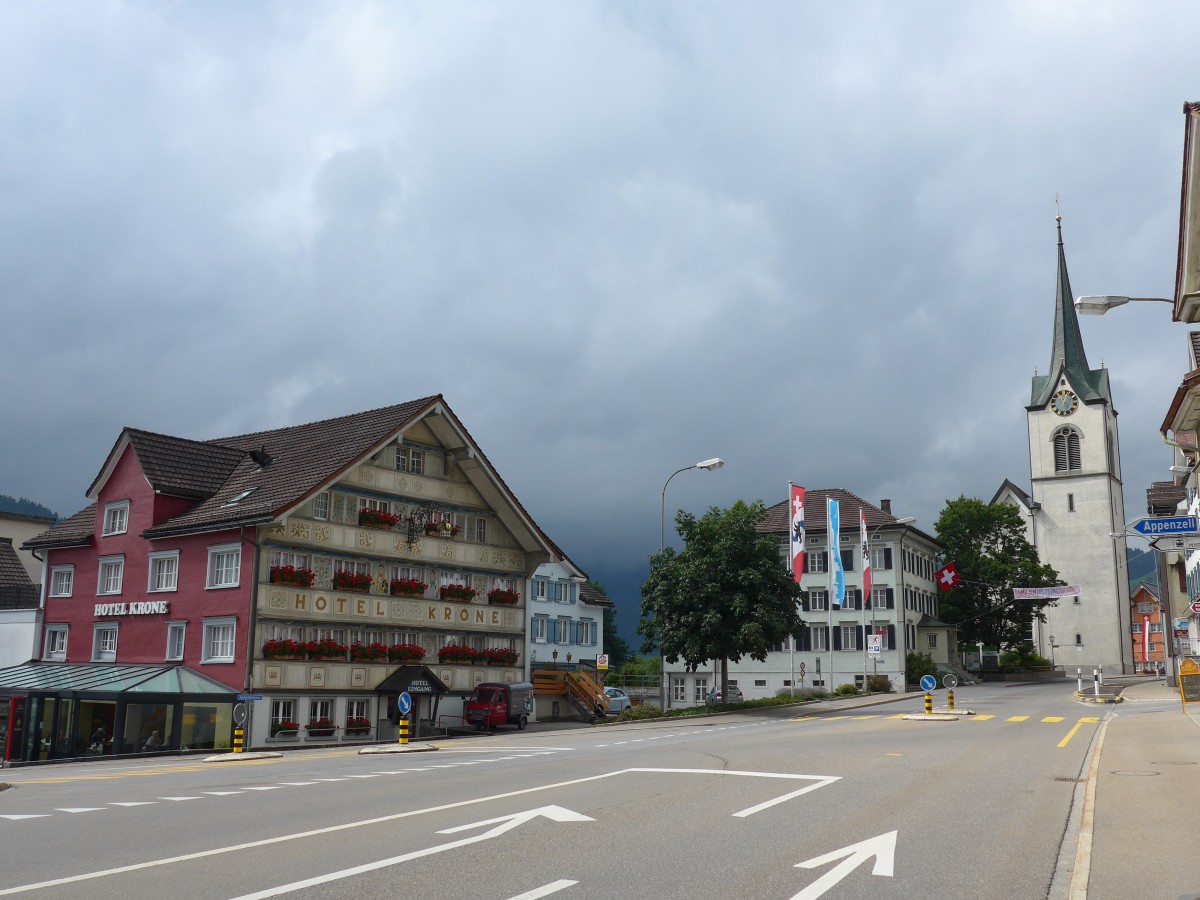 (163'218) - Hotel Krone, Gemeindehaus und Kirche am 2. August 2015 in Urnsch