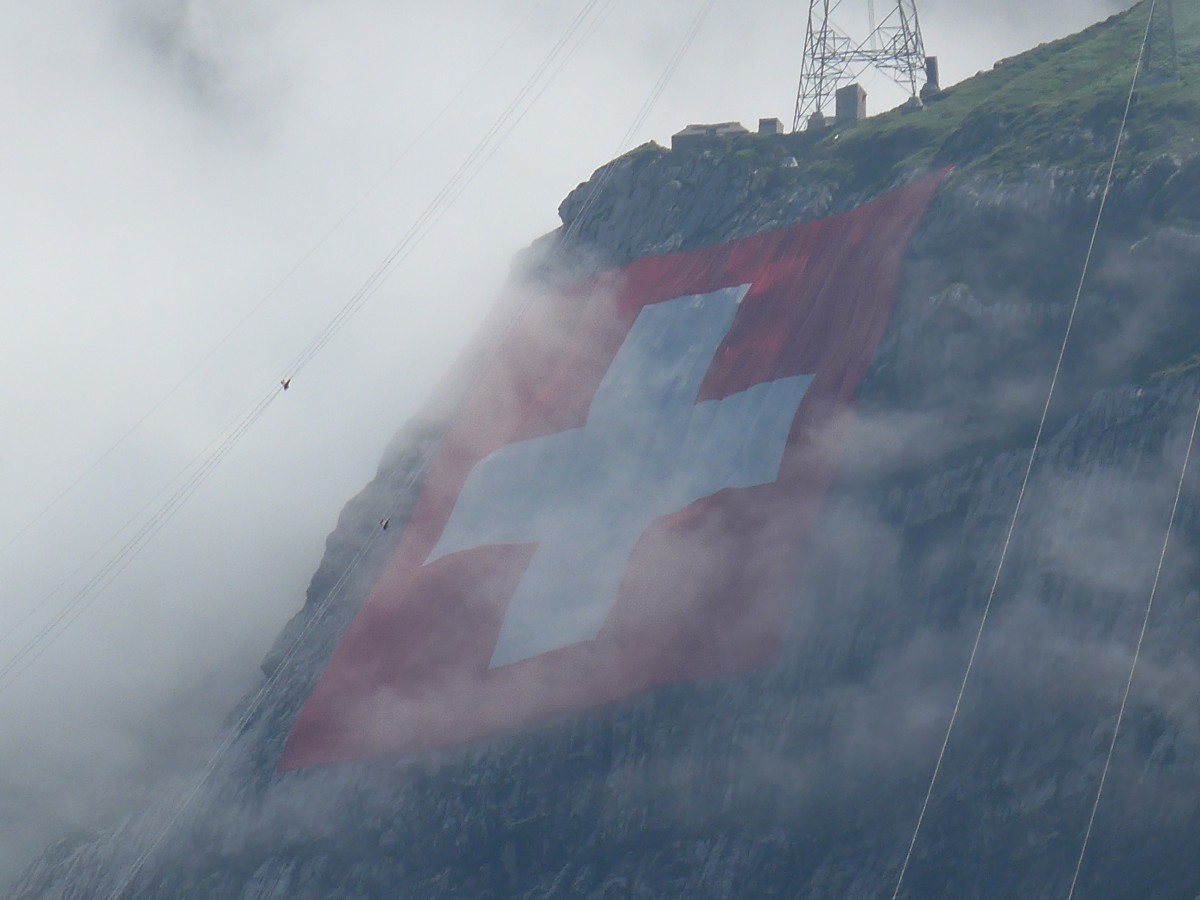 (163'255) - Die grsste Schweizerfahne (80 x 80 m) der Welt am 2. August 2015 am Sntis von der Schwgalp aus