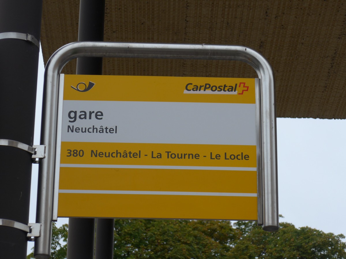 (164'839) - PostAuto-Haltestelle - Neuchtel, gare - am 15. September 2015