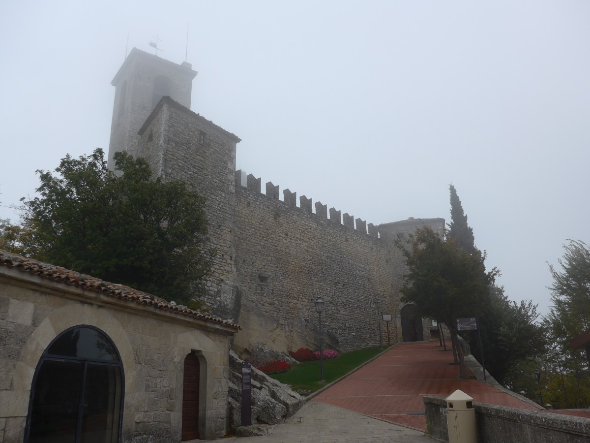 (165'621) - Turm am 24. September 2015 in San Marino