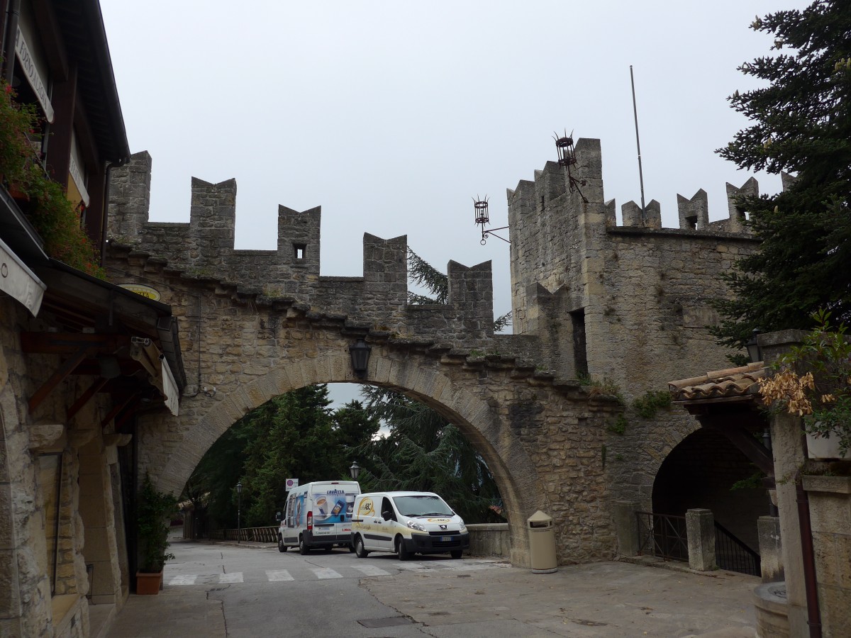 (165'623) - Torbogen am 24. September 2015 in San Marino