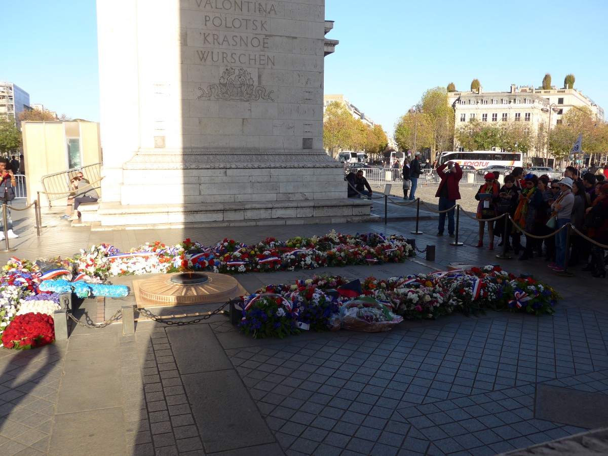 (166'686) - Blumen zum Gedenken an die Terroropfer vom 13. November am 15. November 2015 beim Arc de Triomphe in Paris