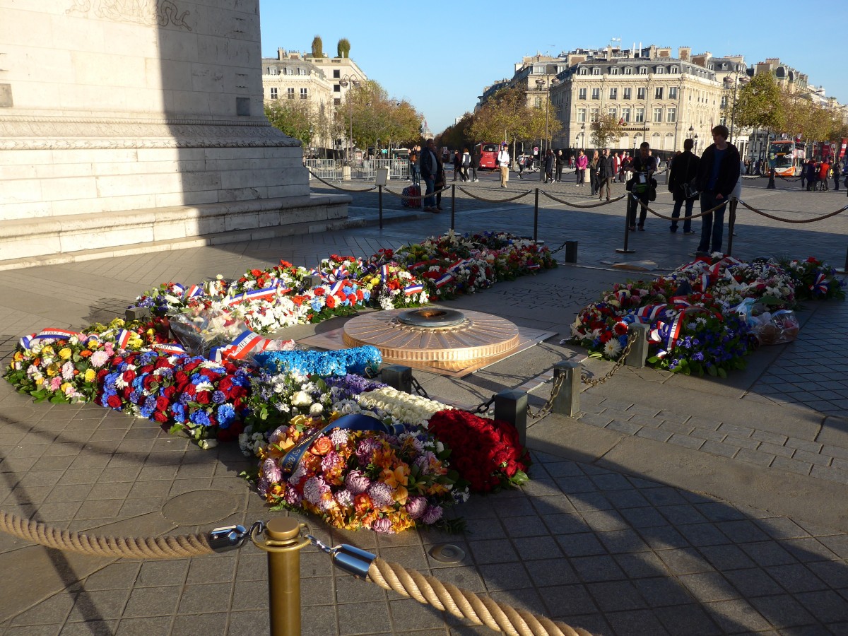 (166'710) - Blumen zum Gedenken an die Terroropfer vom 13. November am 15. November 2015 beim Arc de Triomphe in Paris