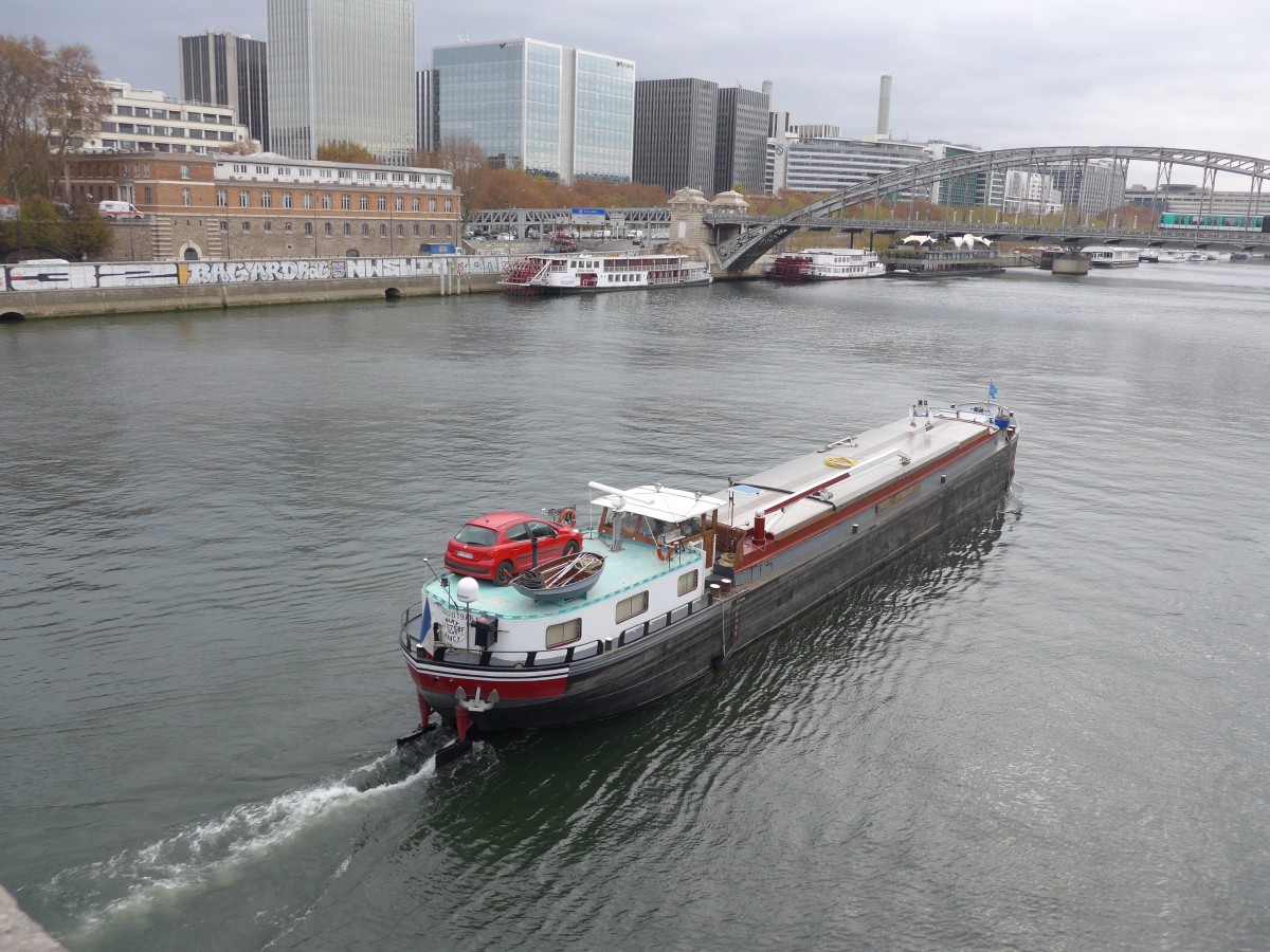 (166'840) - Ein Frachtschiff auf der Seine am 16. November 2015 in Paris