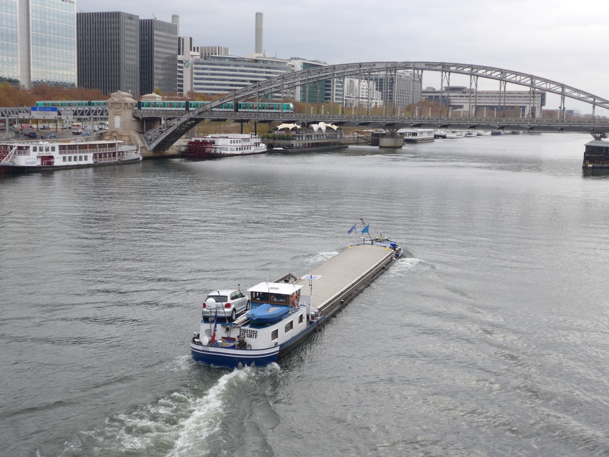 (166'845) - Ein Frachtschiff auf der Seine am 16. November 2015 in Paris