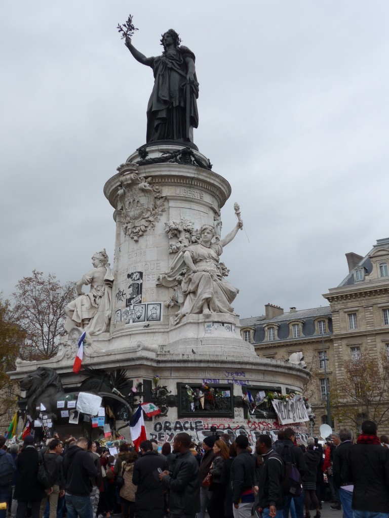 (166'976) - Denkmal auf dem Place de la Rpublique am 16. November 2015 in Paris
